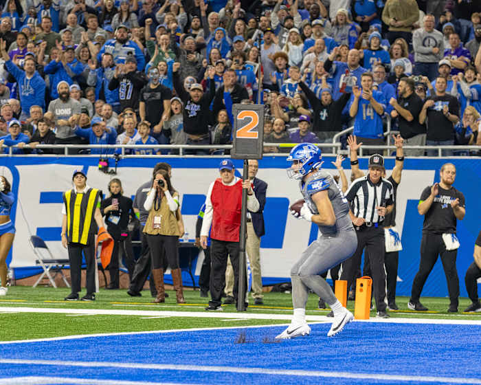 Sam LaPorta catches the ball in the endzone